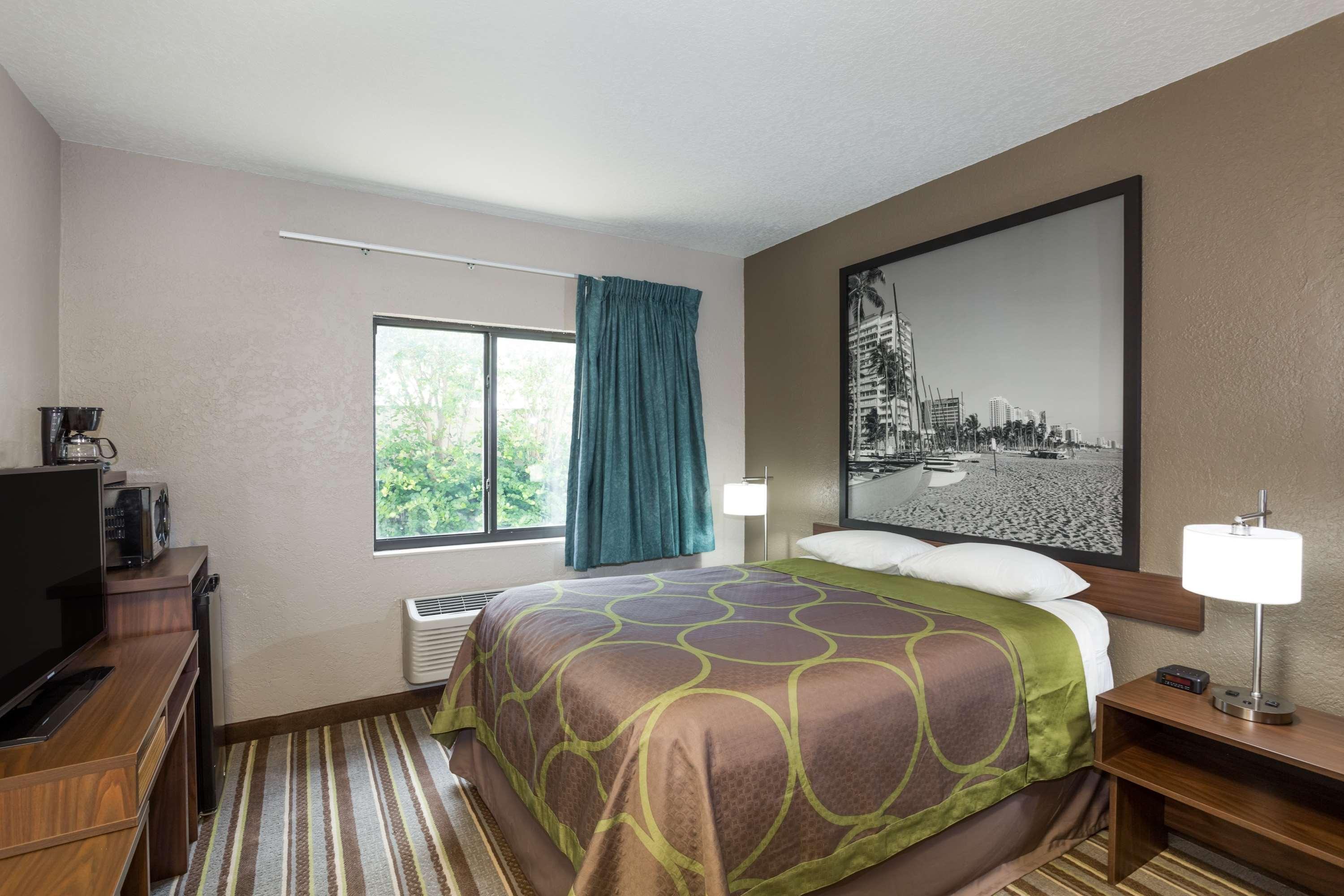 Super 8 By Wyndham Pompano Beach Dış mekan fotoğraf