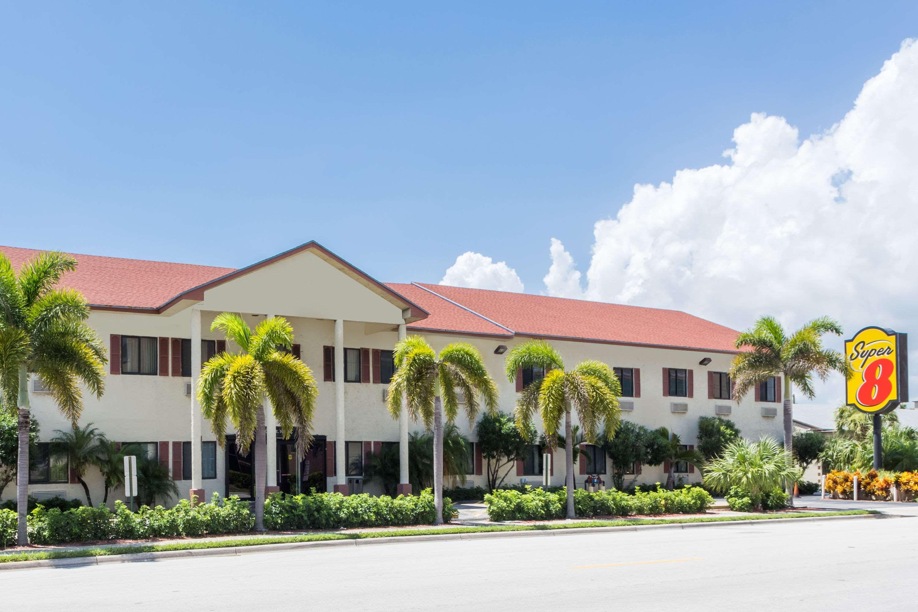Super 8 By Wyndham Pompano Beach Dış mekan fotoğraf