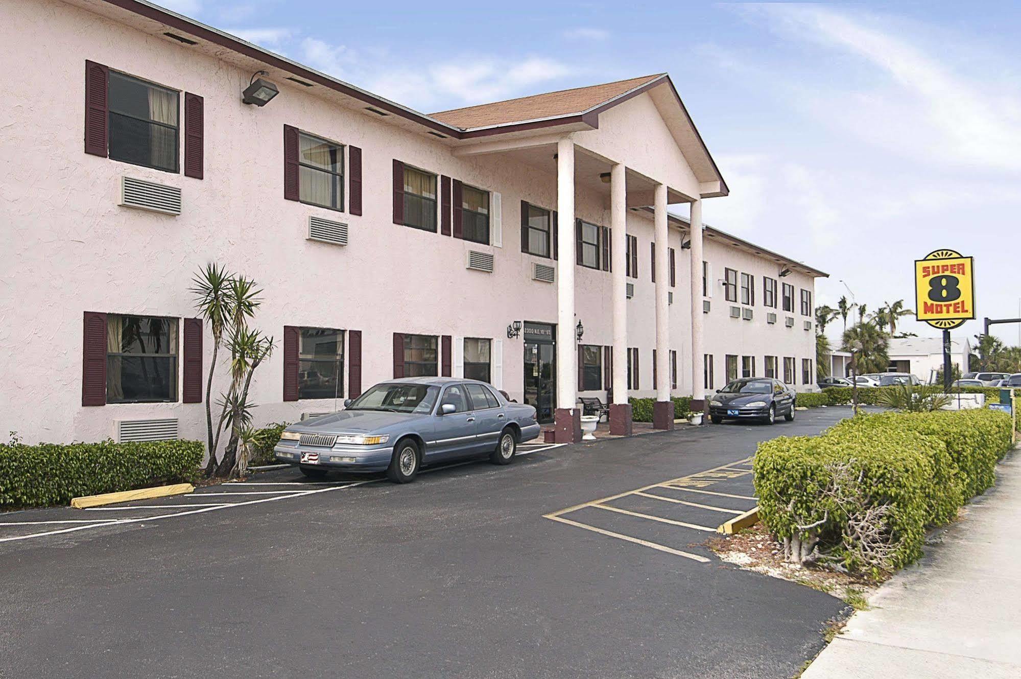 Super 8 By Wyndham Pompano Beach Dış mekan fotoğraf